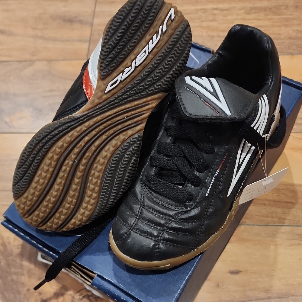 Umbro SR-Diamondback J IN  Black and White Indoor Soccer Shoes